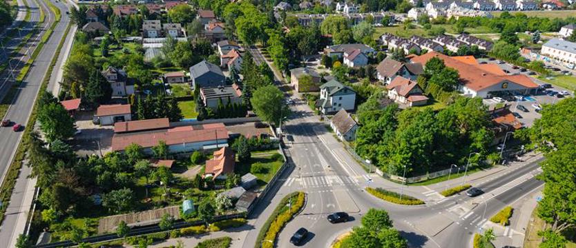 Progi zwalniające i nowe oznakowanie. Bezpieczniej na Szerokiej