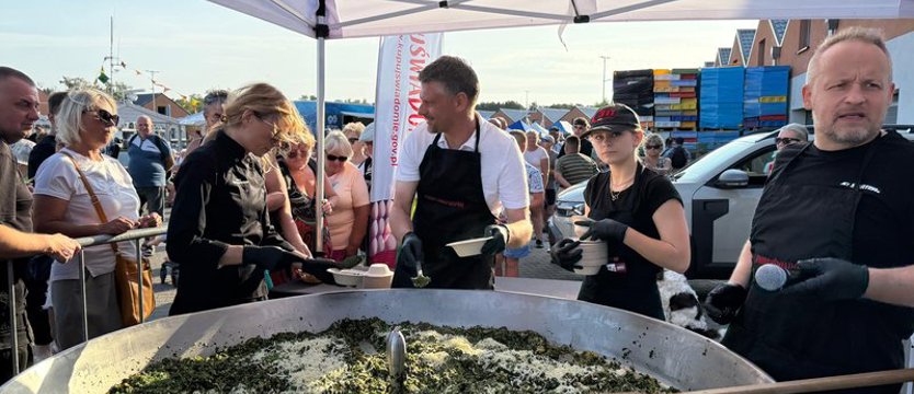 Portowy Targ Rybny przyciągnął tłumy do Dziwnowa