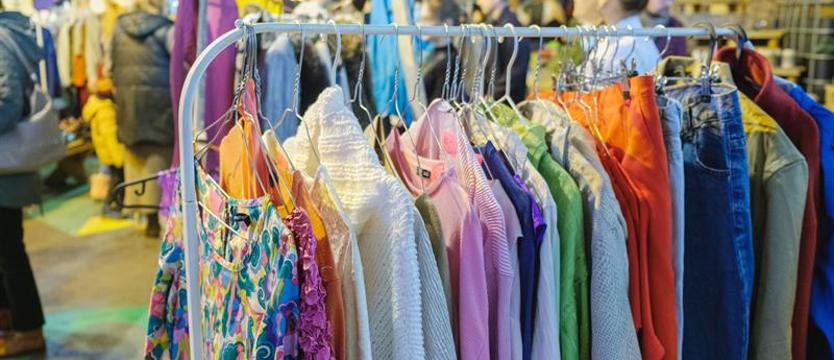 Moda, wymiana i idea niemarnowania rzeczy. Ubrania, jakich (już) nie nosisz.