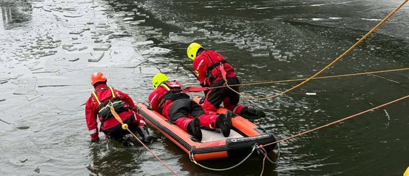 Ratownicy wydobyli ciało z Odry przy Trasie Zamkowej w Szczecinie