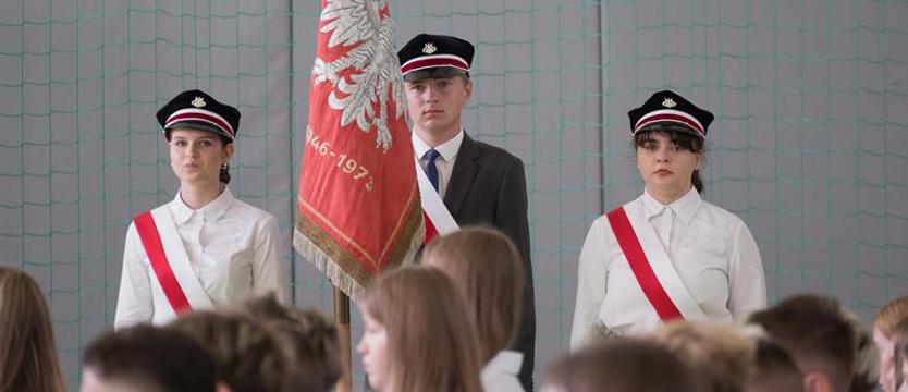 Rozpoczęli nowy rok szkolny. Telefony zostają w tornistrach
