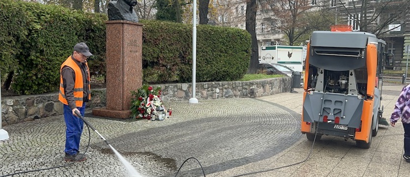 Prace porządkowe przy pomniku marszałka Józefa Piłsudskiego