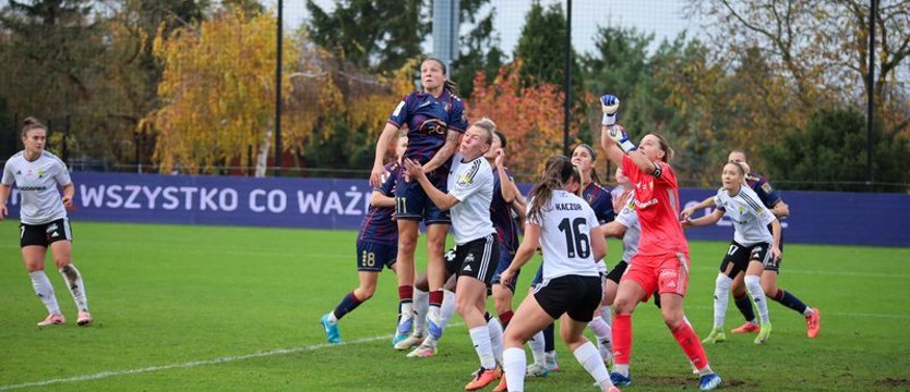 Piłka nożna. Kobieca Pogoń pokonała lidera