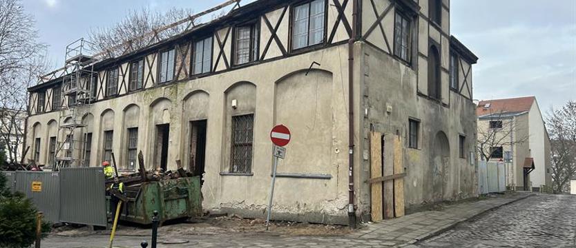 Stajnia już niekompletna. Trwają roboty rozbiórkowe