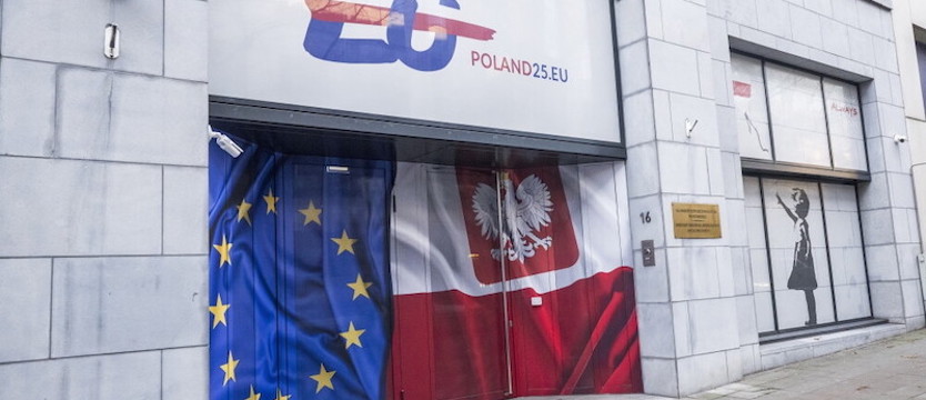 Logo polskiej prezydencji zawisło na budynku Rady UE w Brukseli