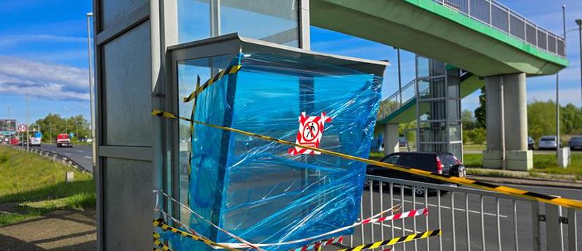 Kładka nad ulica Hangarową po remoncie, windy nieczynne