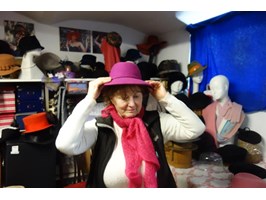Ostatnia modystka w Szczecinie. Voilà – kapelusz gotowy!