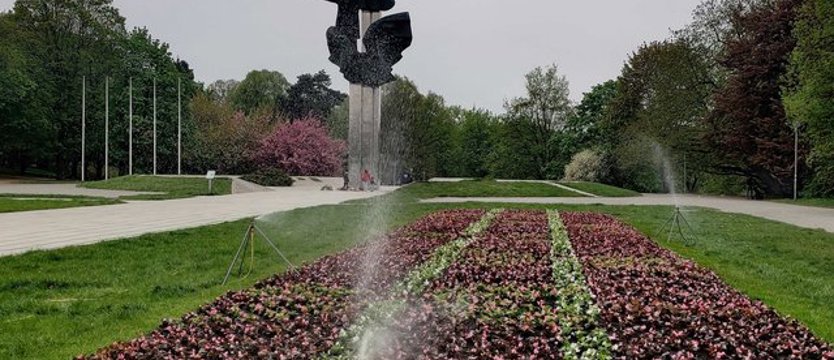 Powstają kwietniki przy pomniku Czynu Polaków