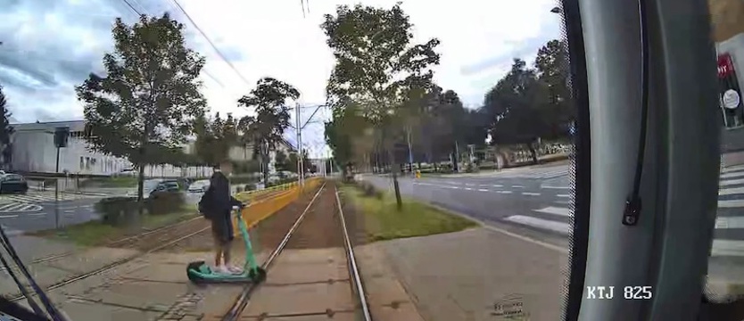 Tramwaj zderzył się z hulajnogą. Nagranie z kamery torowej ku przestrodze