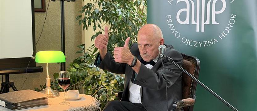 Urwis w todze z zielonym żabotem