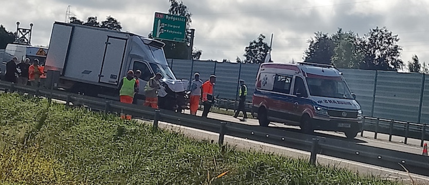 Zderzenie z pojazdem służby drogowej na S10