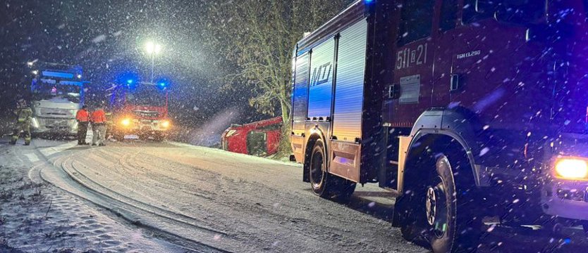 Poślizgi, uderzenie w drzewo i dachowanie. Trudne warunki na drogach regionu