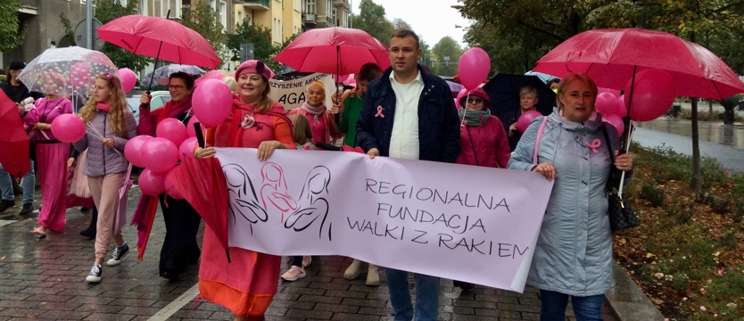 Marsz Różowej Wstążki w deszczu