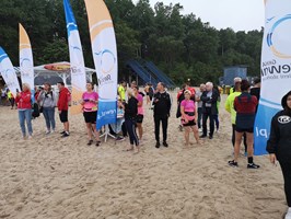 75 osób biegło po plaży w Pobierowie o wschodzie słońca