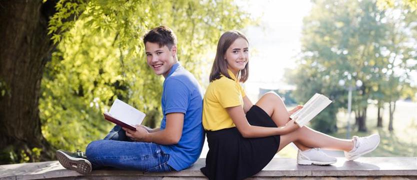 Nowa i pożyteczna moda. Odłóż komórkę, zabierz torbę