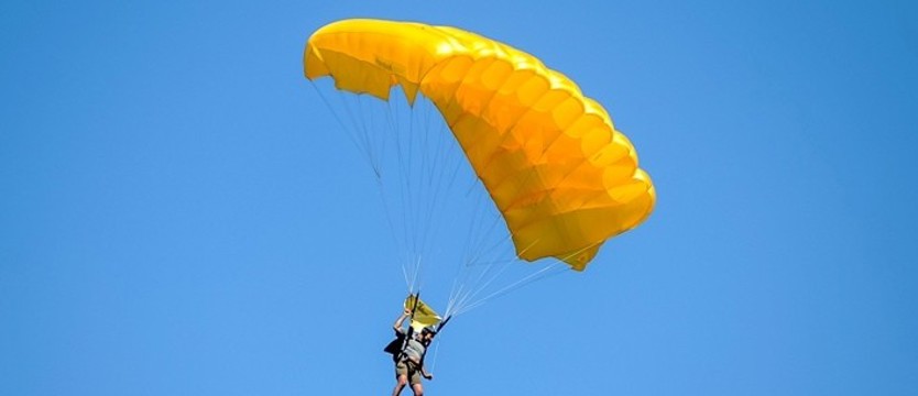 Paralotniarz spadł do jeziora