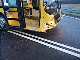 Zderzenie autobusu z samochodem na węźle Motaniec