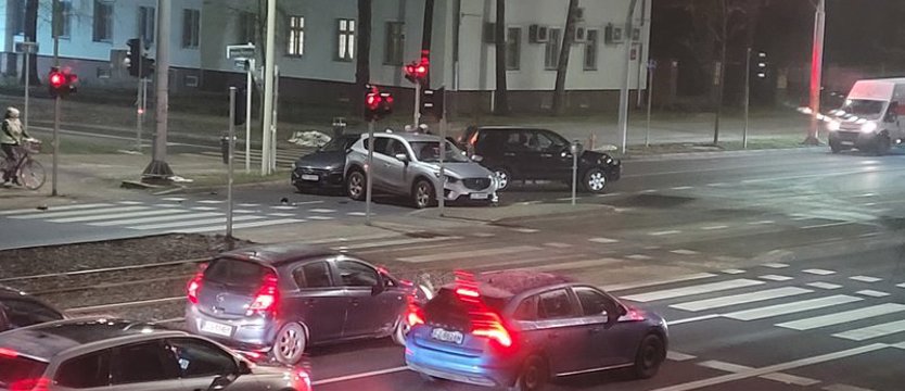 Zderzenie 3 samochodów i korki w al. Wojska Polskiego w Szczecinie