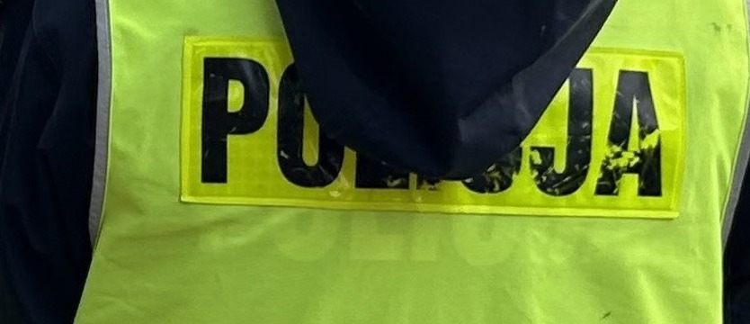 12-latek pojechał hulajnogą do szkoły w spodenkach i klapkach