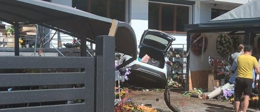 Wypadek przy ul. Ku Słońcu. Samochód wjechał na teren zakładu pogrzebowego