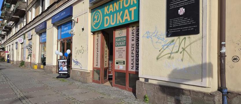 Dziesięć lat obietnic. Dom Polski wciąż bez tablicy