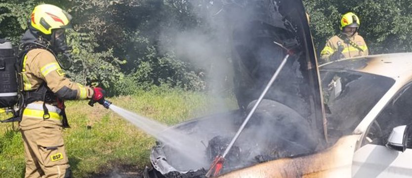 Zapaliło się białe bmw