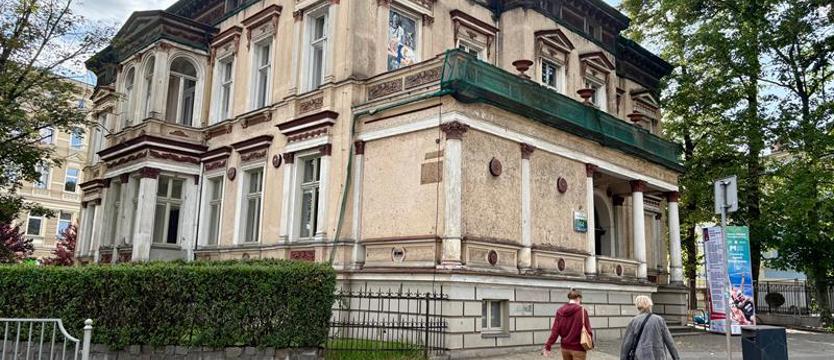 Nowe pracownie czy dom kultury? Miasto bada możliwości dwóch pustostanów