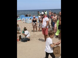 Poszukiwali skarbów na pobierowskiej plaży