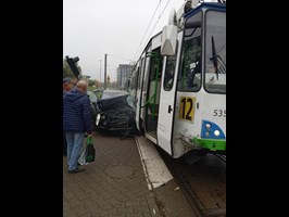 Samochód zderzył się z tramwajem - jedna osoba poszkodowana