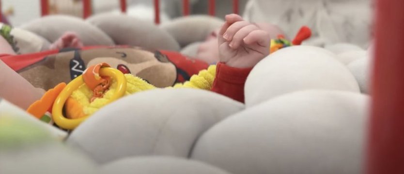 Kilkumiesięczne dzieci czekają na nowe rodziny w szpitalu na Pomorzanach