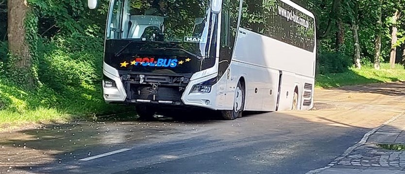 Awaria na ul. Pszennej w Szczecinie. Asfalt zarwał się pod autobusem