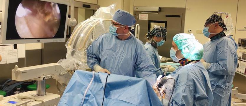 Małe nacięcie, wielki efekt. 17-latek od razu odczuł poprawę