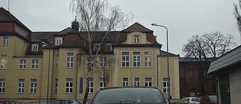 Ze szpitala w cudzych ubraniach, w foliowych ochraniaczach...