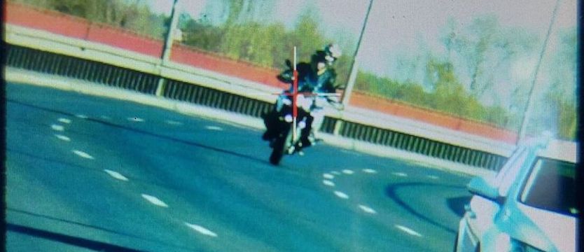 Motocyklista pędził ponad 130 km/h przez Most Pionierów