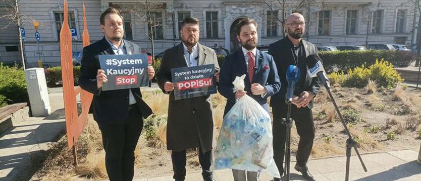 Butelkomaty jako sprawa polityczna. „System robi z Polaków śmieciarzy”