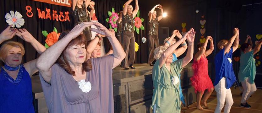 Był śmiech, muzyka i… Michael Jackson. Seniorzy świętowali Dzień Kobiet w SCK