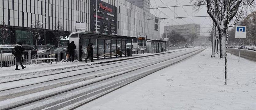 Zamiecie i zawieje śnieżne. Zagrożenie cofką. Apel o śledzenie komunikatów i alertów RCB