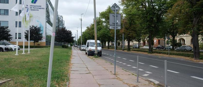 Chodnik w Alei Piastów do remontu. Granitowe płyty zostaną