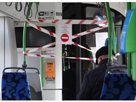 W miejskich autobusach i w tramwajach powracają strefy zakazane