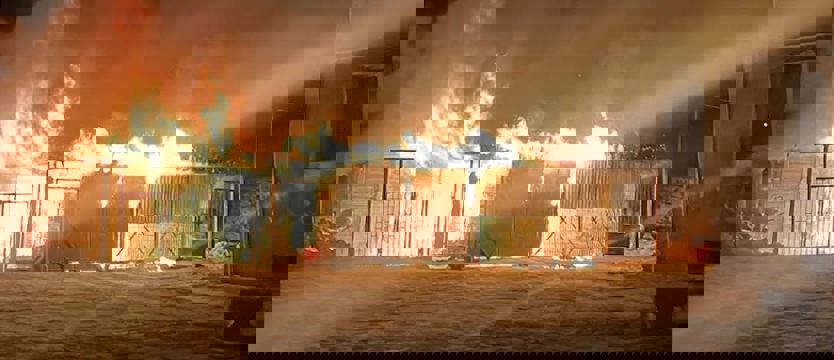 Groźny pożar garażu w gminie Dobra. Zagrożone były sąsiednie budynki