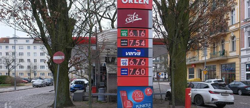 Nowe limity cenowe na stacjach paliw. Pakiet CPN kierowcy sprawdzają przy dystrybutorach