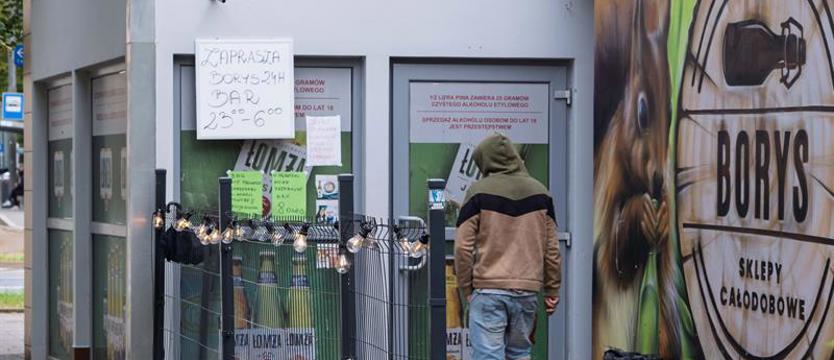 Dwa sklepy sprzedają alkohol nocą. „Pazerne obchodzenie zakazu” czy „pozytywna kreatywność”?