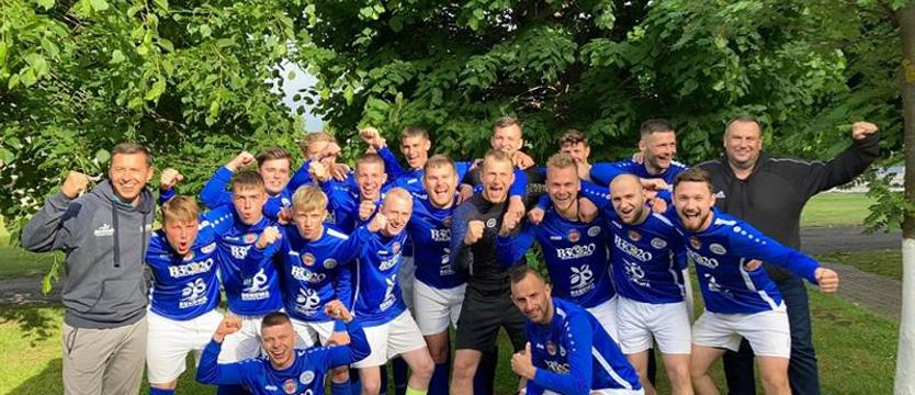 Piłka nożna. Iskierka nadal wygrywa