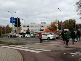 Auto uderzyło w autobus na ul. Chopina w Szczecinie. Dwie osoby poszkodowane