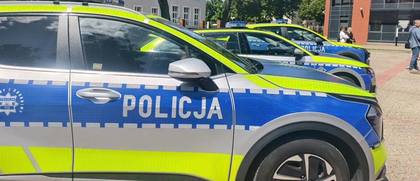 Podają się za policjanta i prokuratora. Senior miał wyrzucić pieniądze przez okno