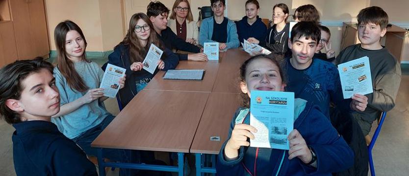  „Na szkolnym korytarzu”, obok szkoły, w mieście