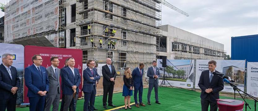 Wiecha na PUM. Nowy budynek kliniczno-dydaktyczny osiągnął stan surowy
