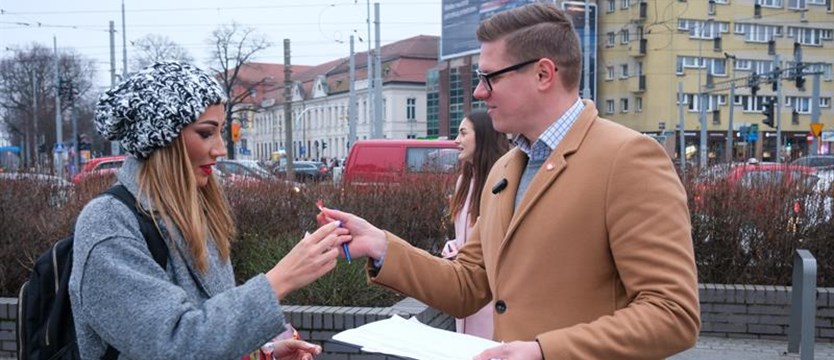 Zbiórka podpisów na placu Adamowicza. Kandydaci PO obiecują Pomorzu Zachodniemu "złotą erę"