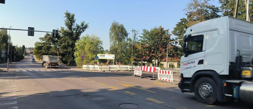 Drogę trzeba wyremontować, ale uczniowie muszą bezpiecznie dotrzeć do szkoły