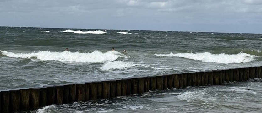 Czerwone flagi na wielu kąpieliskach m.in. z powodu wysokich fal